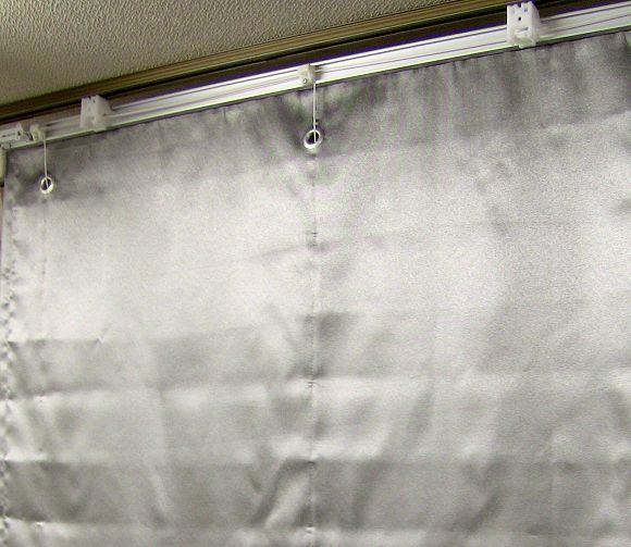 後付け遮光・遮熱裏地を取り付けたシェードの裏側