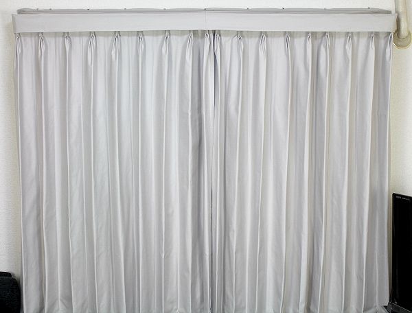 カーテンレール上部に布製カバーを設置した例