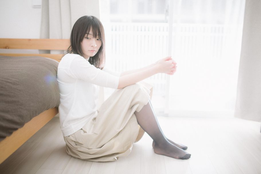 遮像レースで部屋が暗くなって困るイメージ