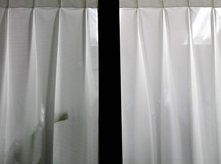 夜に屋外から見たIP7915の透けにくさ